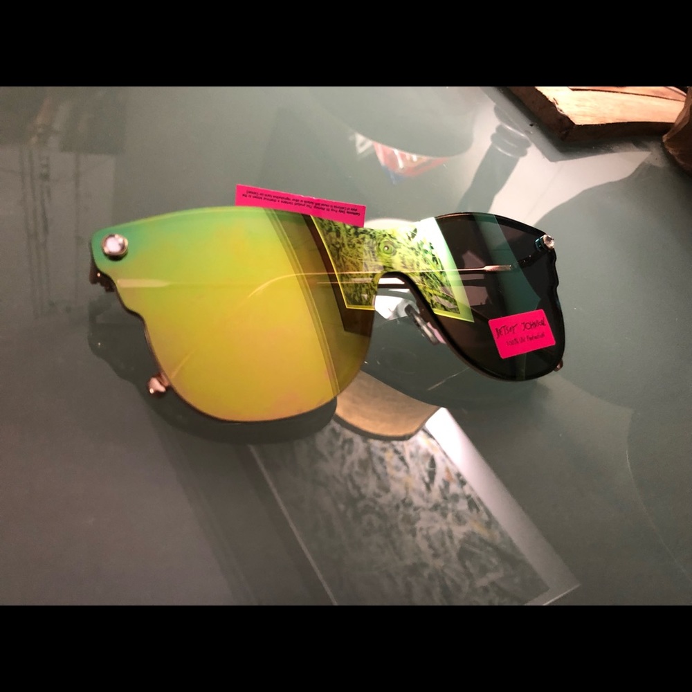 NWT Betsey Johnson sunglasses